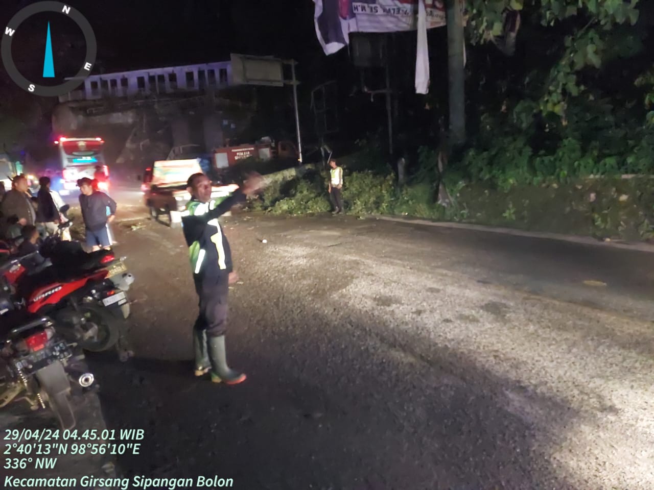 Aksi Cepat Polsek Parapat Buka Kembali Jalan Tertutup oleh Pohon Tumbang Dini Hari