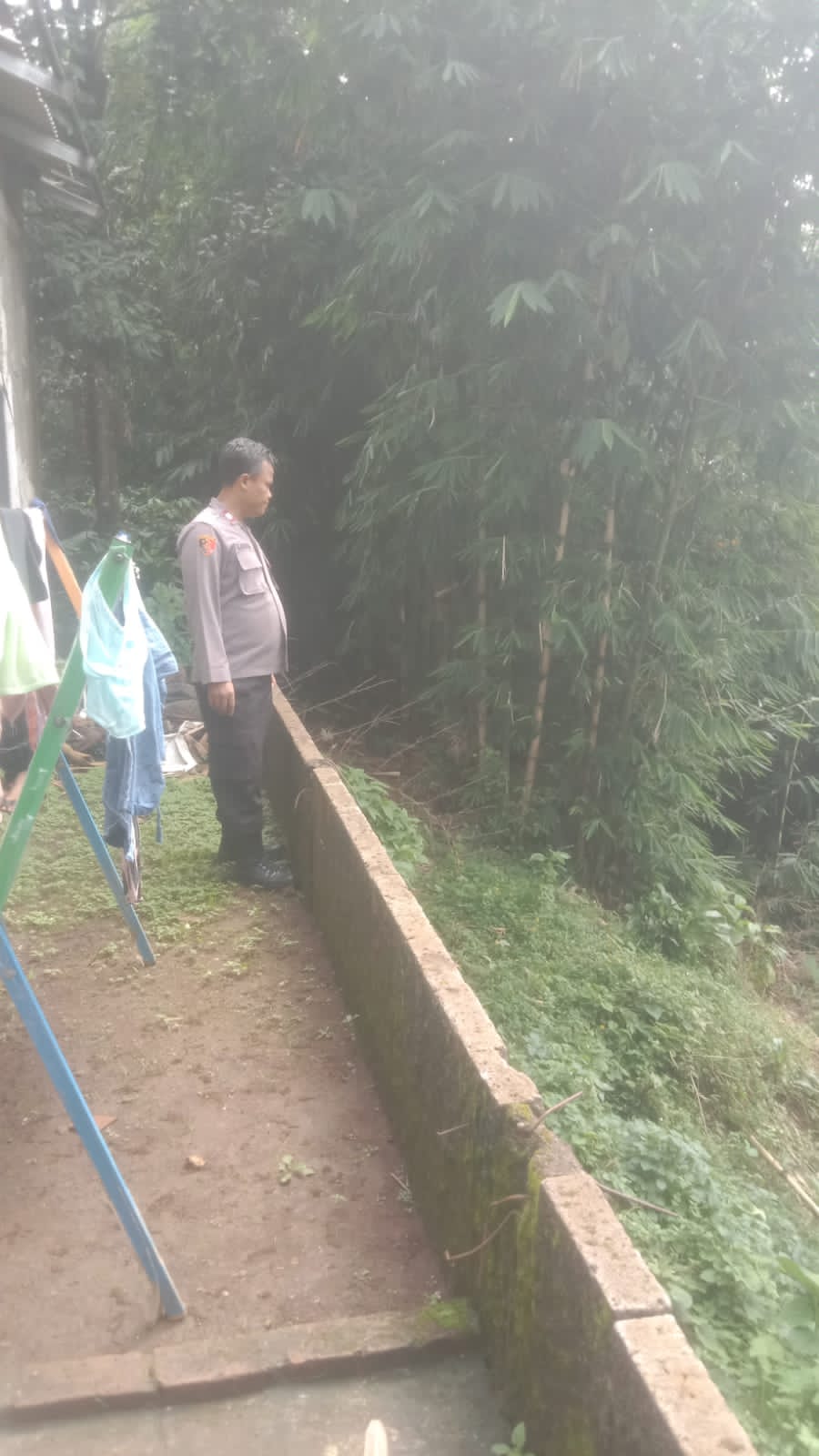 POLSEK TAMANSARI CEK TKP BENCANA ALAM ADANYA TANAH LONGSOR