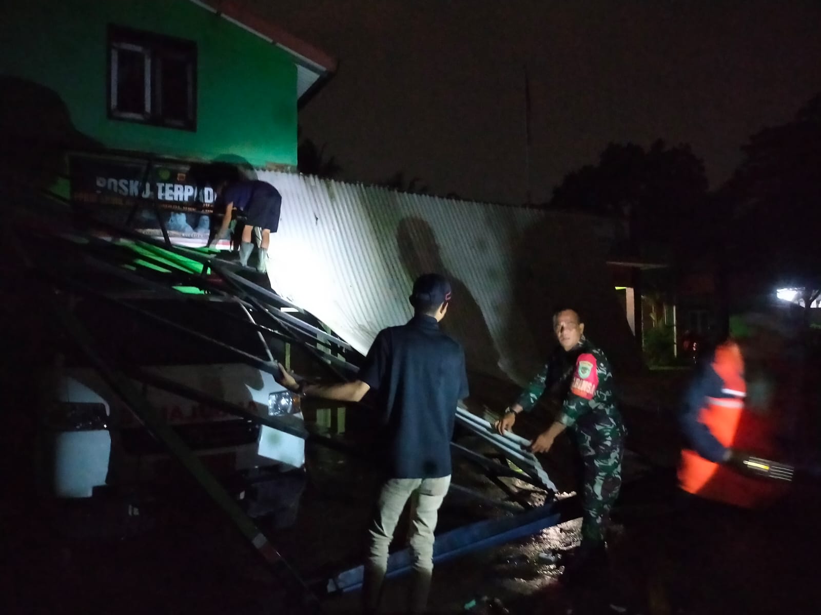 Polsek Ciomas Bersama Instansi Terkait Lakukan Pengecekan Lokasi Dimana Kanopi Kantor Desa Kotabatu Roboh Akibat Hujan Angin Kencang