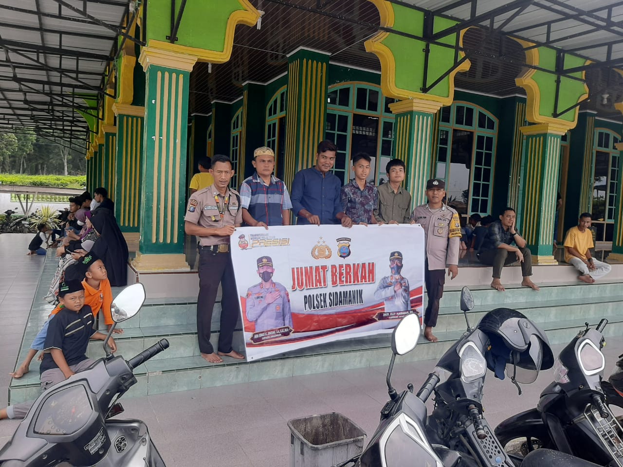 Jumat Curhat Bersama Polsek Sidamanik, Mengurai Macet dengan Dialog di Depan Mesjid Raya Nurul Islam