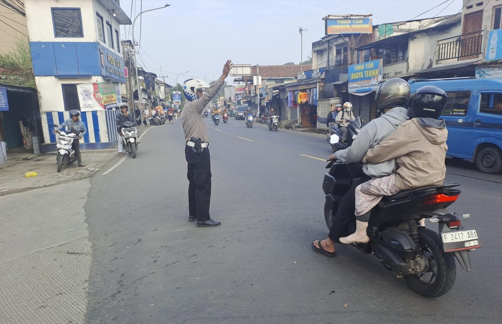 Anggota Polsek Caringin Giat Gatur Lalin di Jalan Simpang Pasar Caringin Kabupaten Bogor