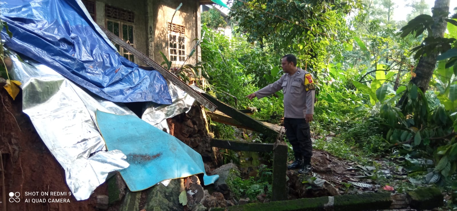 Polsek Cibinong Cek Lokasi Terkait Adanya Bencana Alam Longsor Menimpa Pondasi Rumah Warga yang Diakibatkan Curah Hujan Tinggi