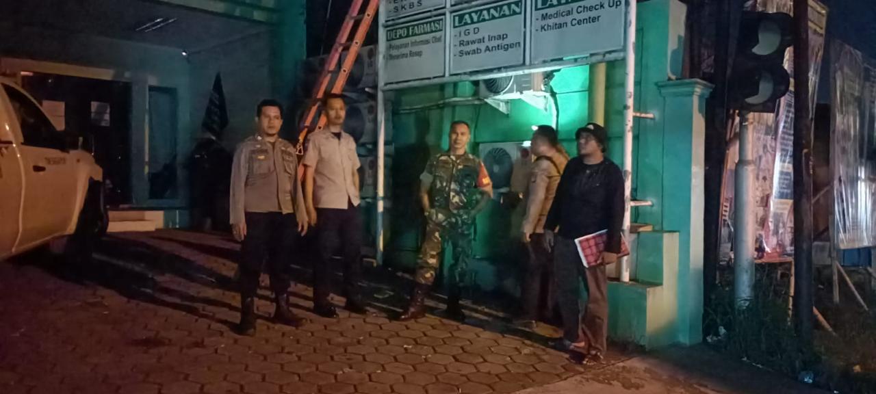 Polsek Leuwiliang Lakukan Investigasi Terkait Telah Terjadi Konsleting Arus Listrik Di Tiang Depan Klinik Pratama Rawat Inap Khairu Umah PKU Muhamadiyah Leuwisadeng