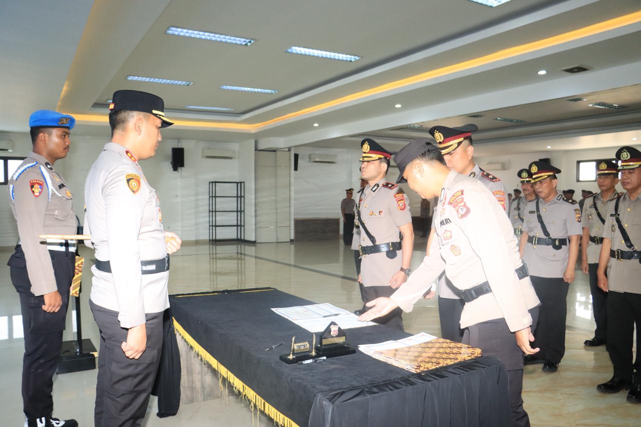 Kapolres Bogor Pimpin Upacara Sertijab Kapolsek Jajaran Polres Bogor Dan Kasat Binmas, Berikut Pemberian Pangkat Penghargaan Bagi Personil Menjelang Purna Bhakti