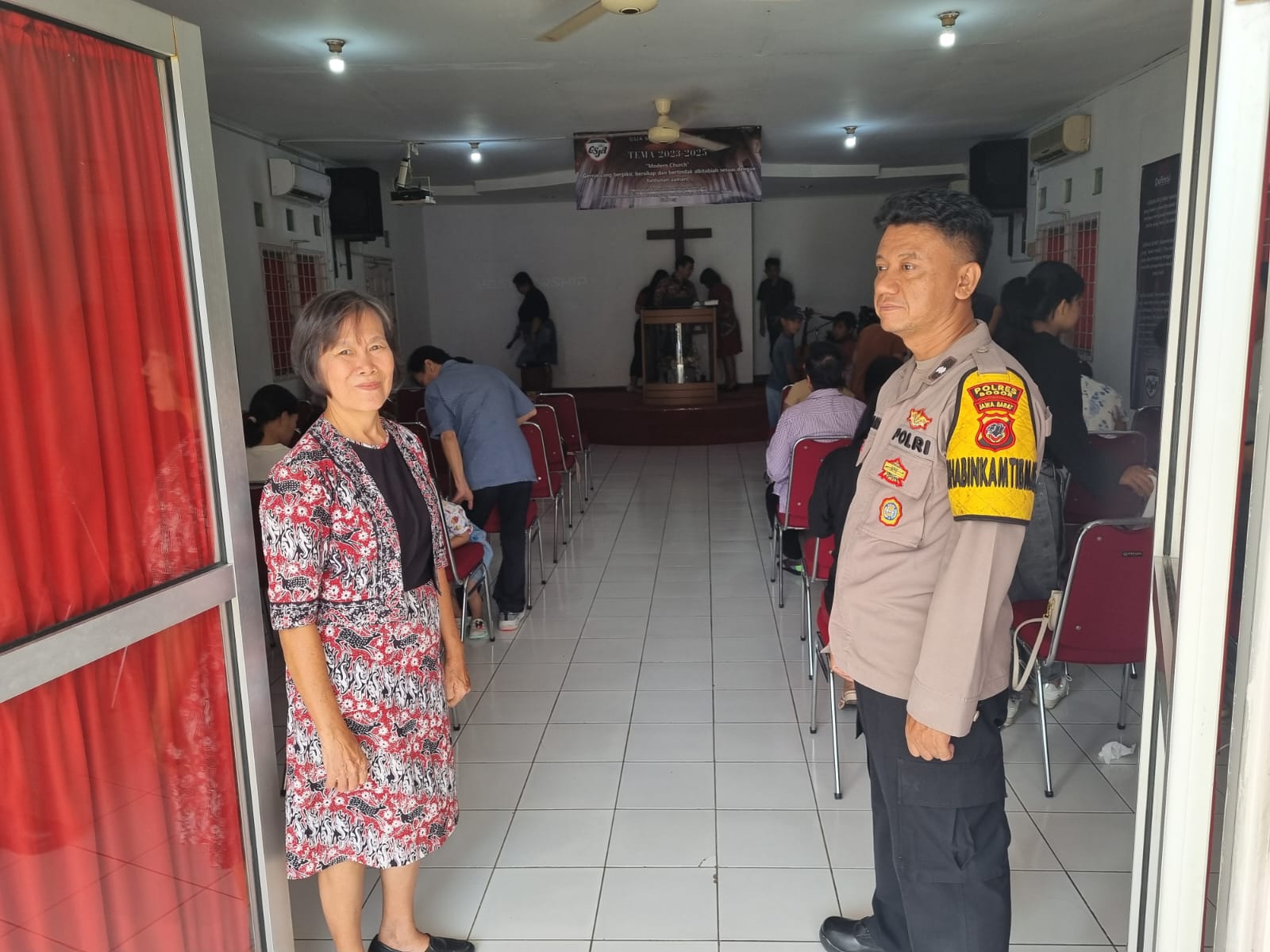 Kapolsek Rancabungur Terjun Langsung Bersama Anggota Wilayah Hukum Polsek Rancabungur Giat Monitoring Langsung Pengamanan Peringatan Kenaikan Isa Almasih