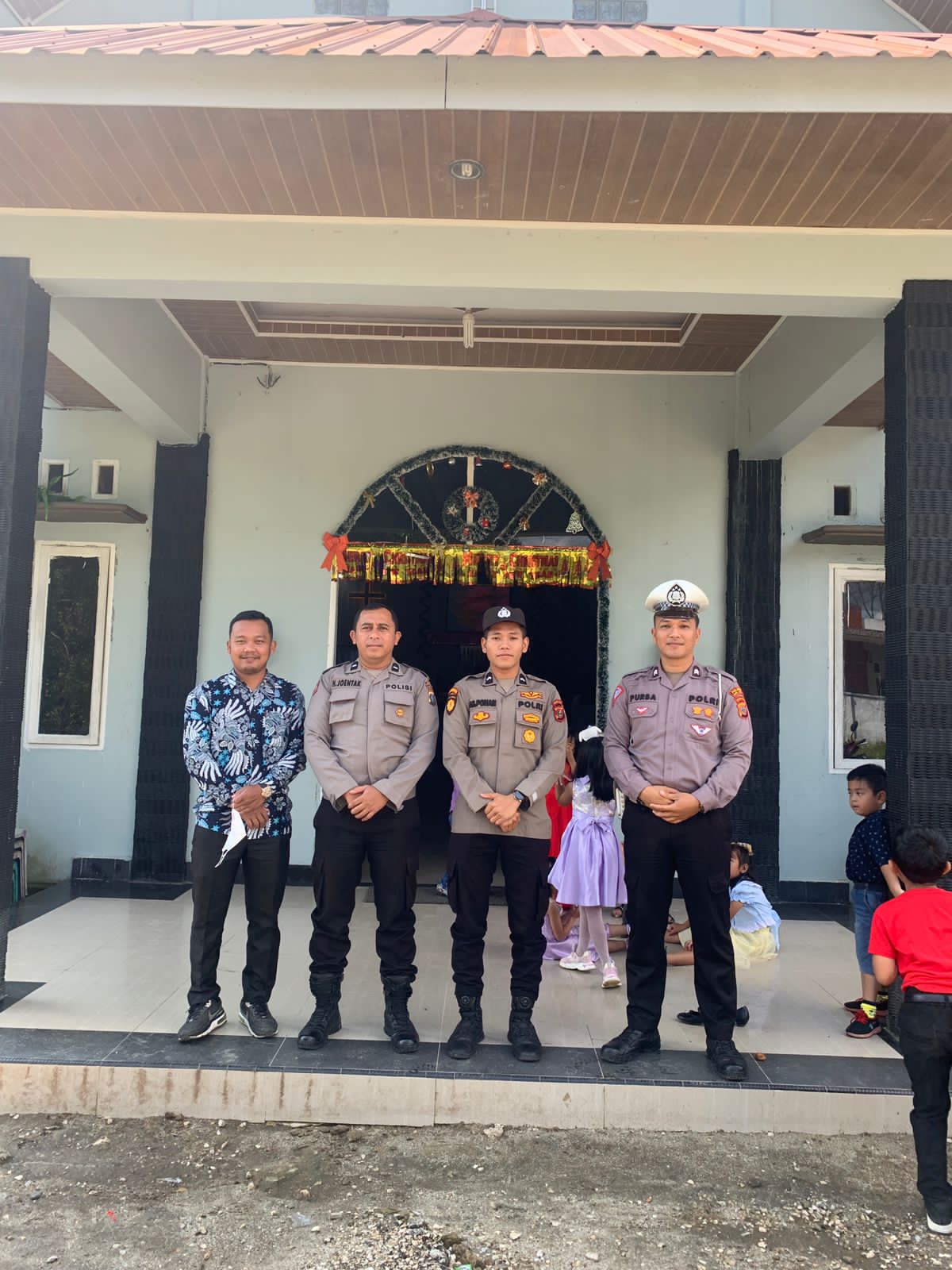 Judul : Polres Pakpak Bharat Melakukan Pengamanan Di Gereja Saat Perayaan Kenaikan Isa Almasih