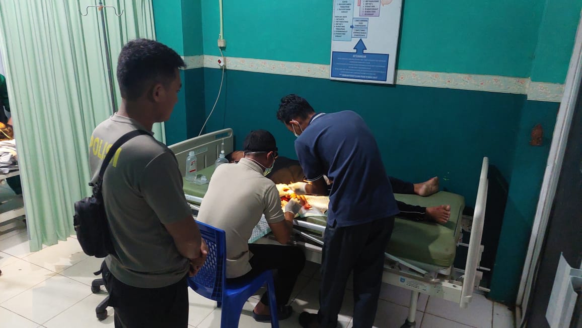 Polsek Kelapa Bantu Evakuasi Laka Lantas Di Desa Tebing Kecamatan Kelapa