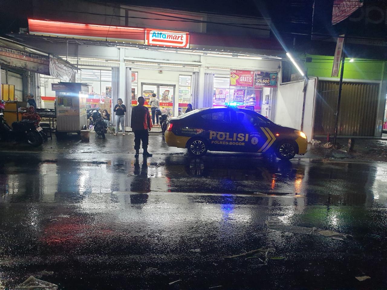 Pohon Tumbang Halangi Lalulintas Di Kecamatan  Caringin, Polsek Caringin Cepat Tanggap Turun Tangan Atas Kejadian Tersebut