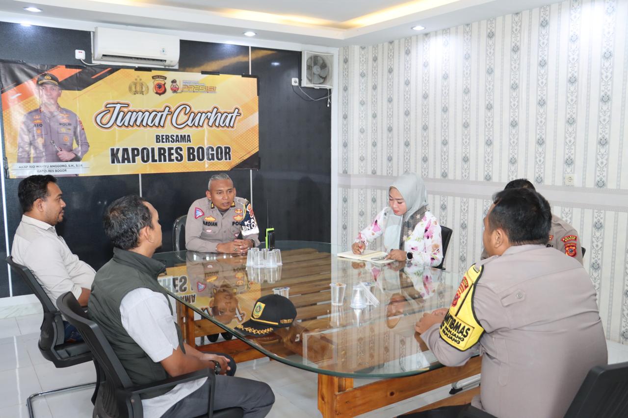 Polres Bogor Melalui Program Jum’at Curhat Terus Layani Aduan Laporan Curhattan Warga Masyarakat Sebagai Wadah Solusi Dari Permasalahan Yang Terjadi Di Masyarakat