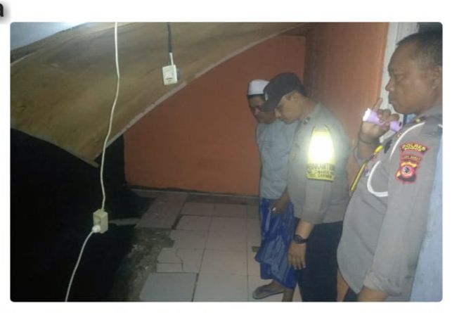 Polsek Caringin Cek Lokasi TKP Longsor Akibat Hujan Deras Landa Desa Cimande Hilir
