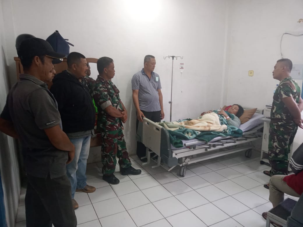 Buktikan TNI bagian Tak Terpisahkan dari Rakyat Anggota Kodim 0206 Dairi Berikan Darma Bakti Terbaiknya lewat jenguk Warga yang Sakit
