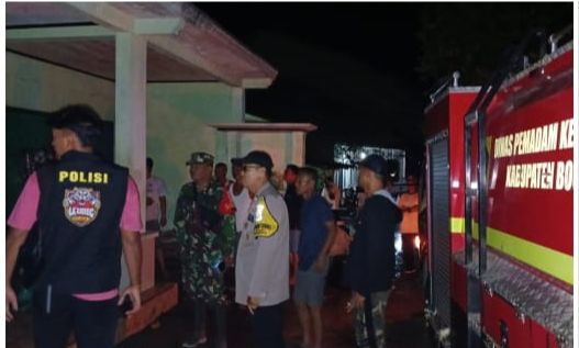 Polsek Tanjungsari Bersama Instansi Terkait Evakuasi Olah TKP Dan Lakukan Penyelidikan Adanya Kebakaran Rumah Yang Diperkirakan Mengalami Kerugian Capai Rp 30 Juta
