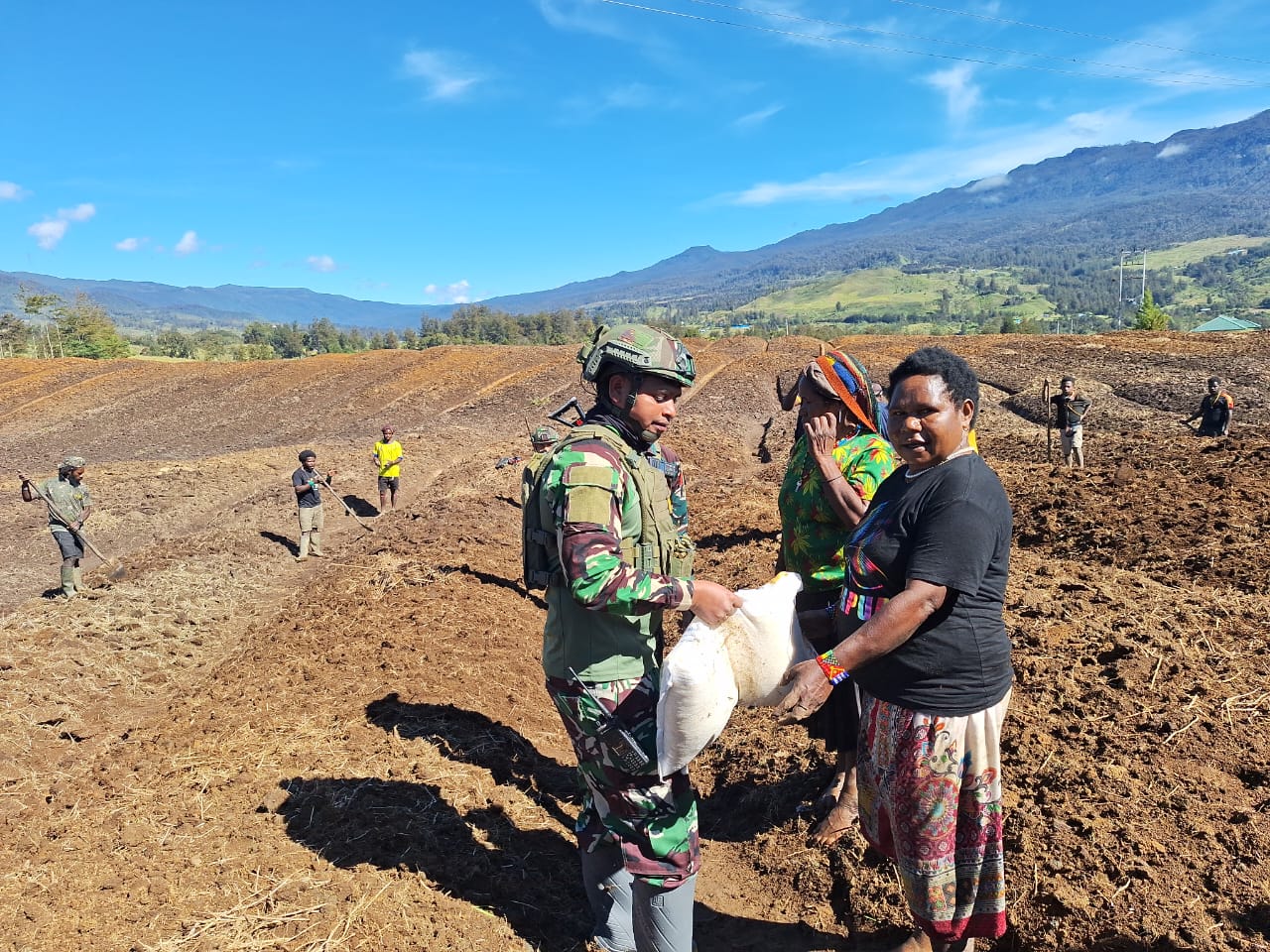 Habema Soldiers Distribute Free Plant Seeds Happily Welcomed by Wako Farmers
