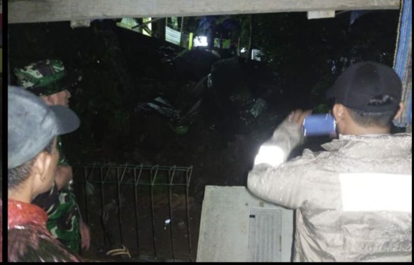 Polsek Caringin Bersama TNI dan Instansi Terkait Cek Lokasi Tanah Longsor Terjadi di Desa Ciderum, Akses Jalan lingkungan Terputus