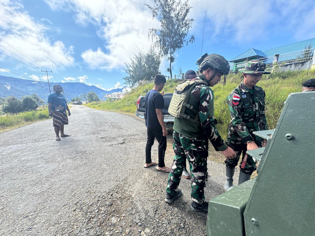 INISIATIF PRAJURIT HABEMA TOLONG TARIK MOBIL WARGA TERPEROSOK DI MAMBA