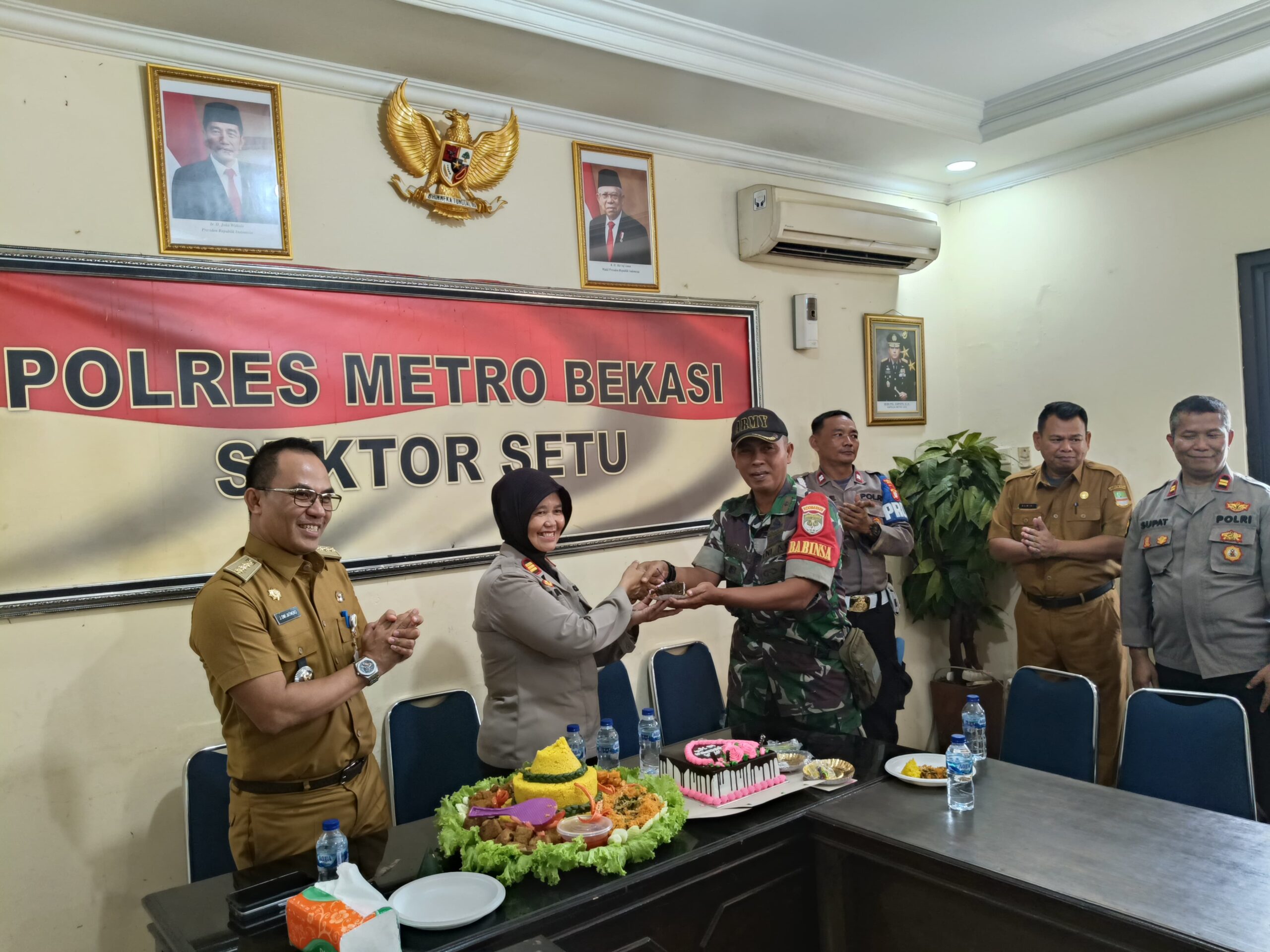 Muspika Kecamatan Setu Berikan Kejutan Tumpeng Ke Polsek Setu di Hari Bhayangkara Ke-78