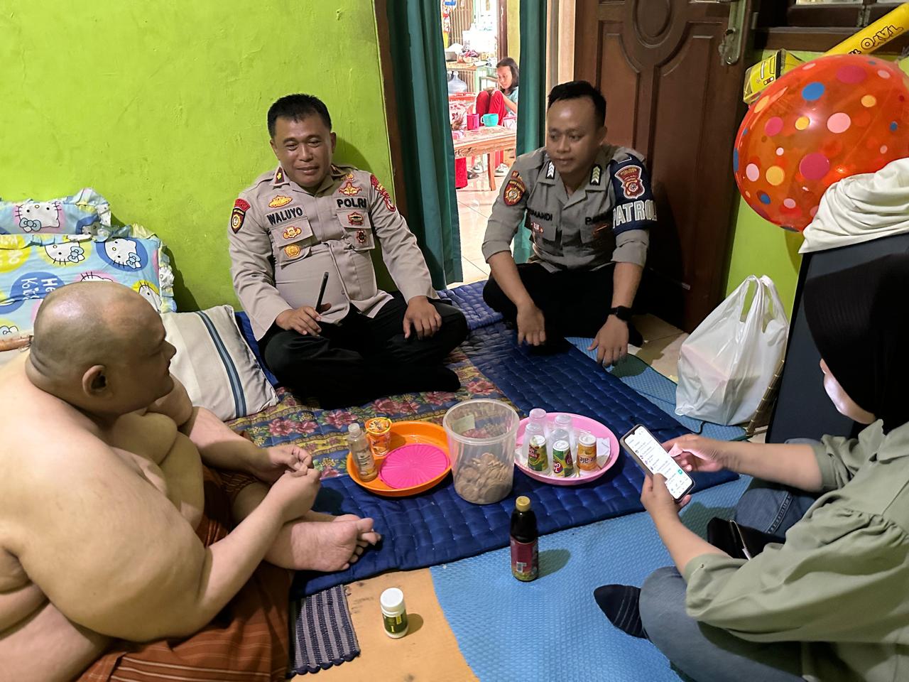 Kapolsek Cibinong Bersama Kanit Reskrim Dan Anggota Polsek Sambangi Warga Penderita Obesitas untuk Berikan Dukungan