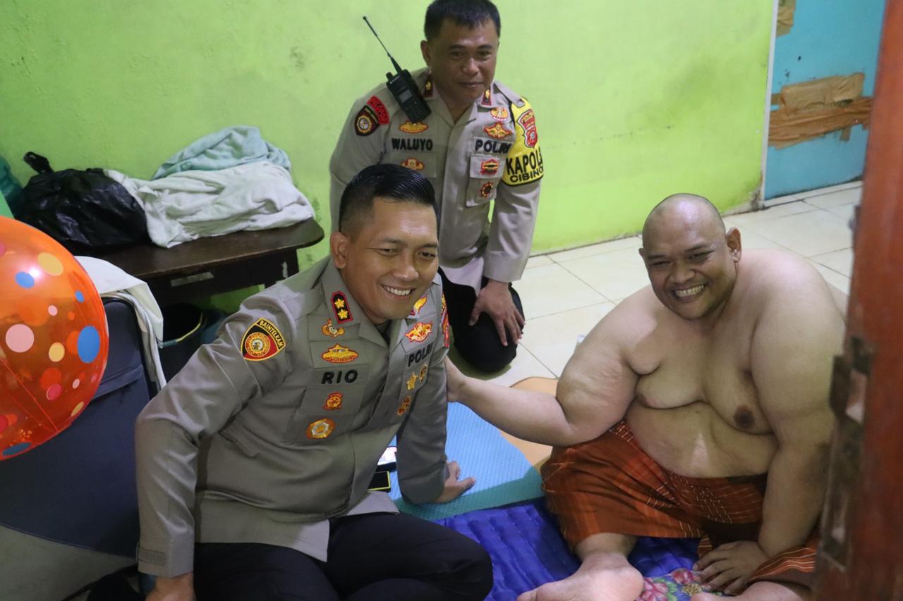 Kapolres Bogor Jenguk Penderita Obesitas di Cibinong, Berikan Bantuan dan Dukungan Moril Serta Medis