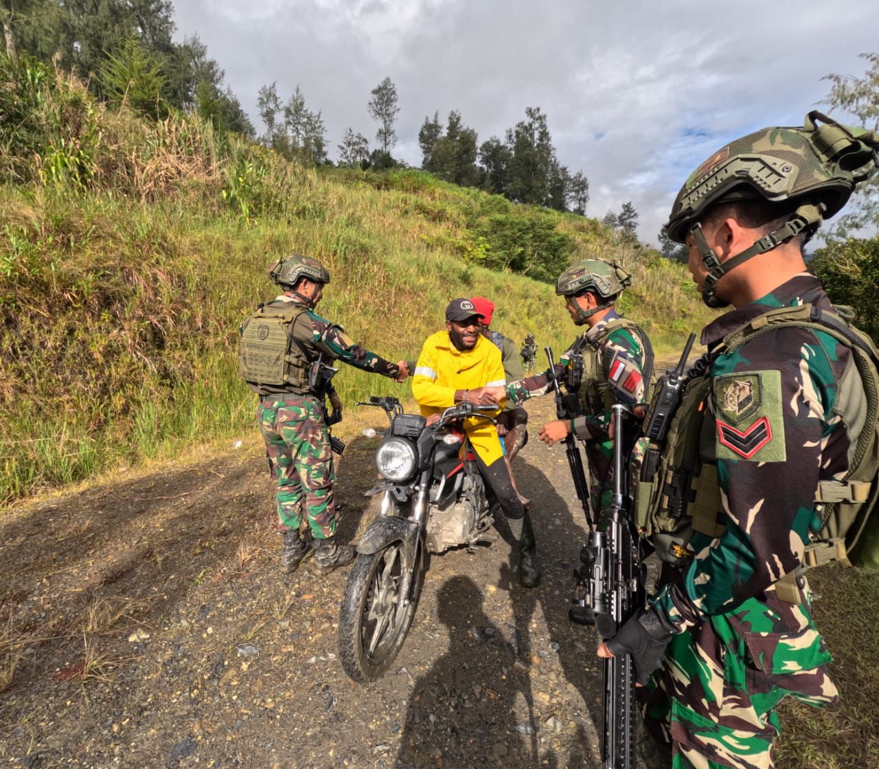 Pelayanan Kesehatan Kepada Masyarakat,Satgas Tni Sambangi Kampung Titigi Intan Jaya