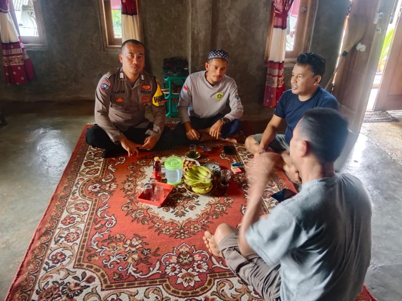 Bhabinkamtibmas Polsek Nanggung Polres Bogor Sambangi Warga Desa Cisarua Kec. Nanggung Kab. Bogor sampaikan Himbauan Kamtibmas
