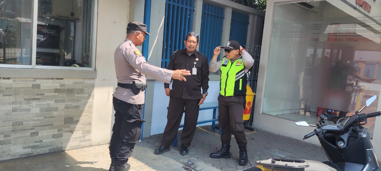 POLSEK CARINGIN LAKSANAKAN GIAT PATROLI WILAYAH DAN BERI HIMBAUAN KAMTIBMAD KEPADA SECURITY DAN WARGA BINAAN LAINNYA