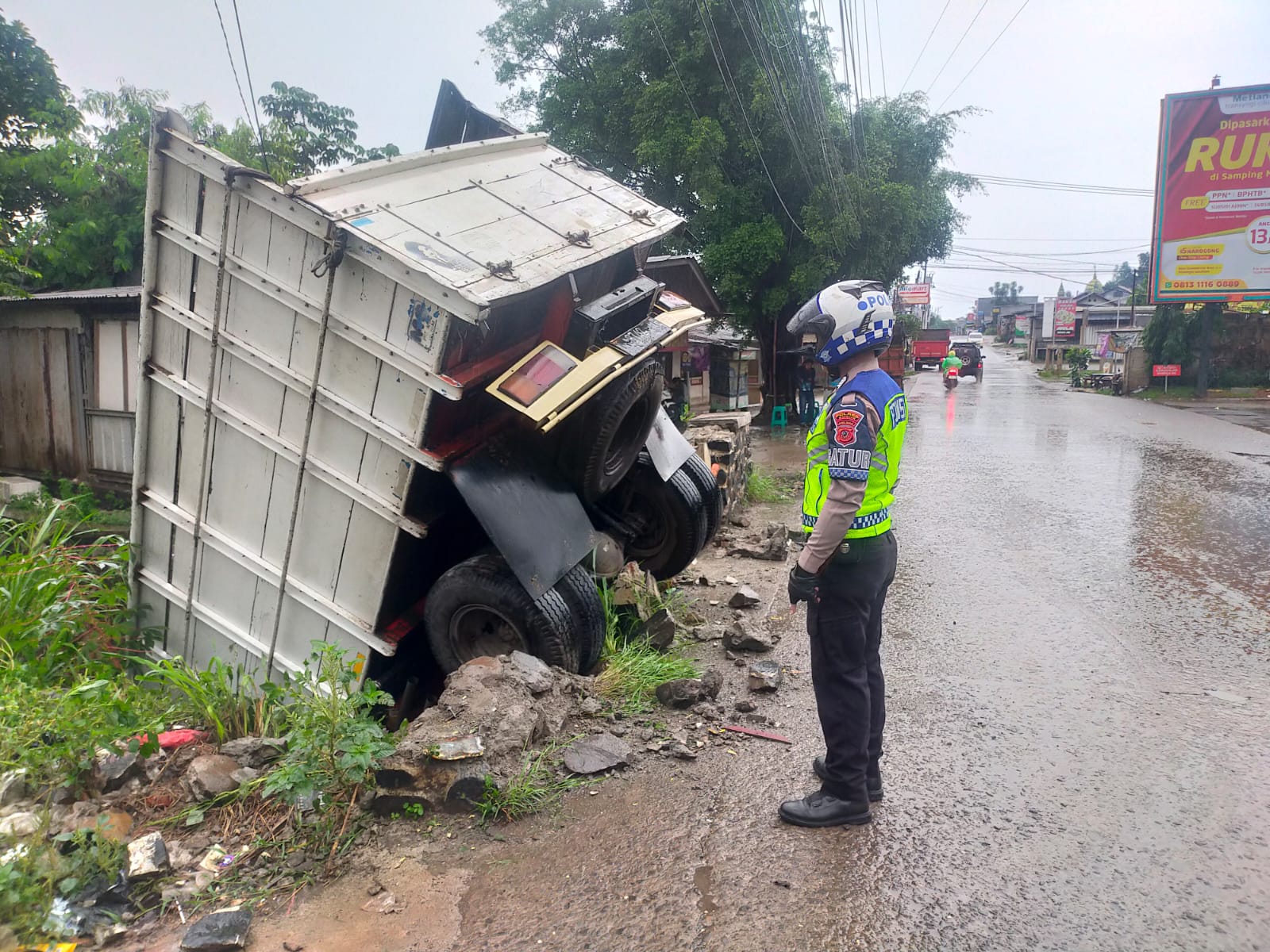 Polsek Cileungsi Bersama Unit Laka Lantas Lakukan Olah Tkp Adanya Kecelakaan Antar Truk Yang Masuk Ke Kali
