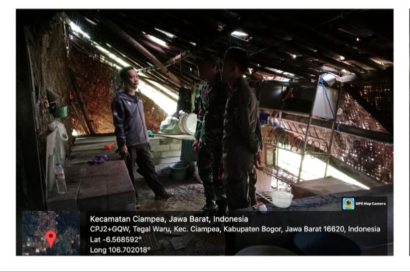 Polsek Ciampea Bersama Instansi Terkait Cek Lokasi Adanya Rumah Warga Yang Roboh Akibat Bencana Alam Hujan Deras di Desa Tegalwaru, Kecamatan Ciampea