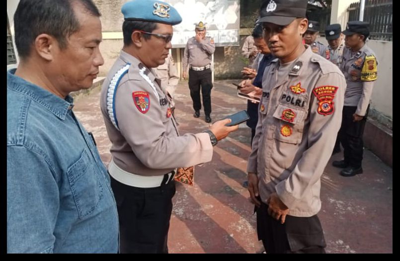 KAPOLSEK PARUNG MENINDAK LANJUTTI ARAHAN PETUNJUK PIMPINAN PADA KEGIATAN APEL PAGI DI LAKUKAN PENGECEKAN HP TERHDAPA PERSONIL POLSEK PARUNG