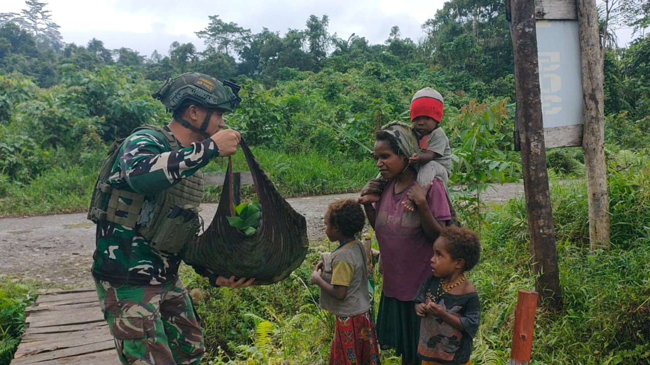 ROSITA SATGAS TNI BAHAGIAKAN MAMA PAPUA DARI KAMPUNG ULUNMU