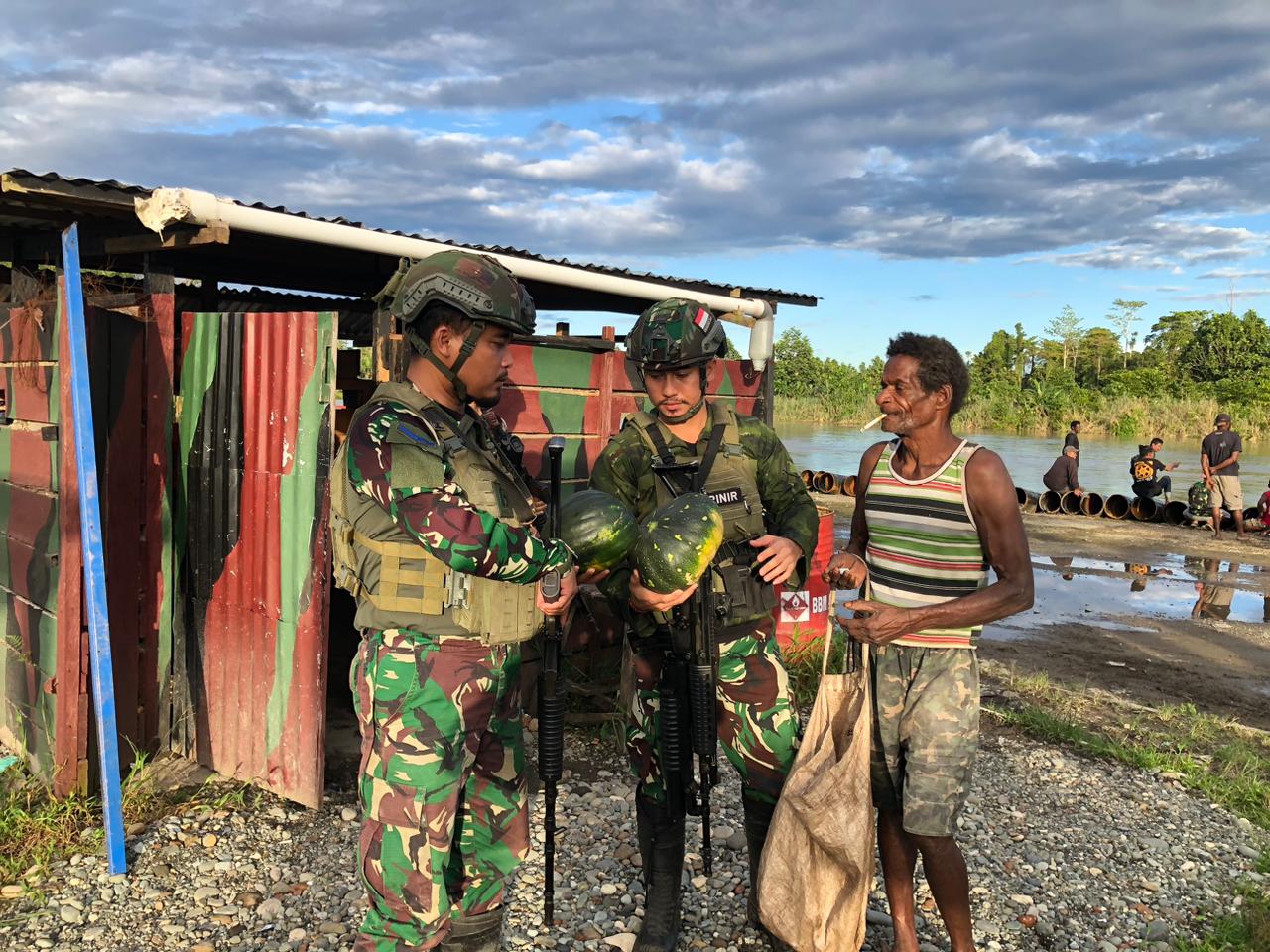 ROSITA TNI MARINIR BANTU EKONOMI WARGA KOKAMU