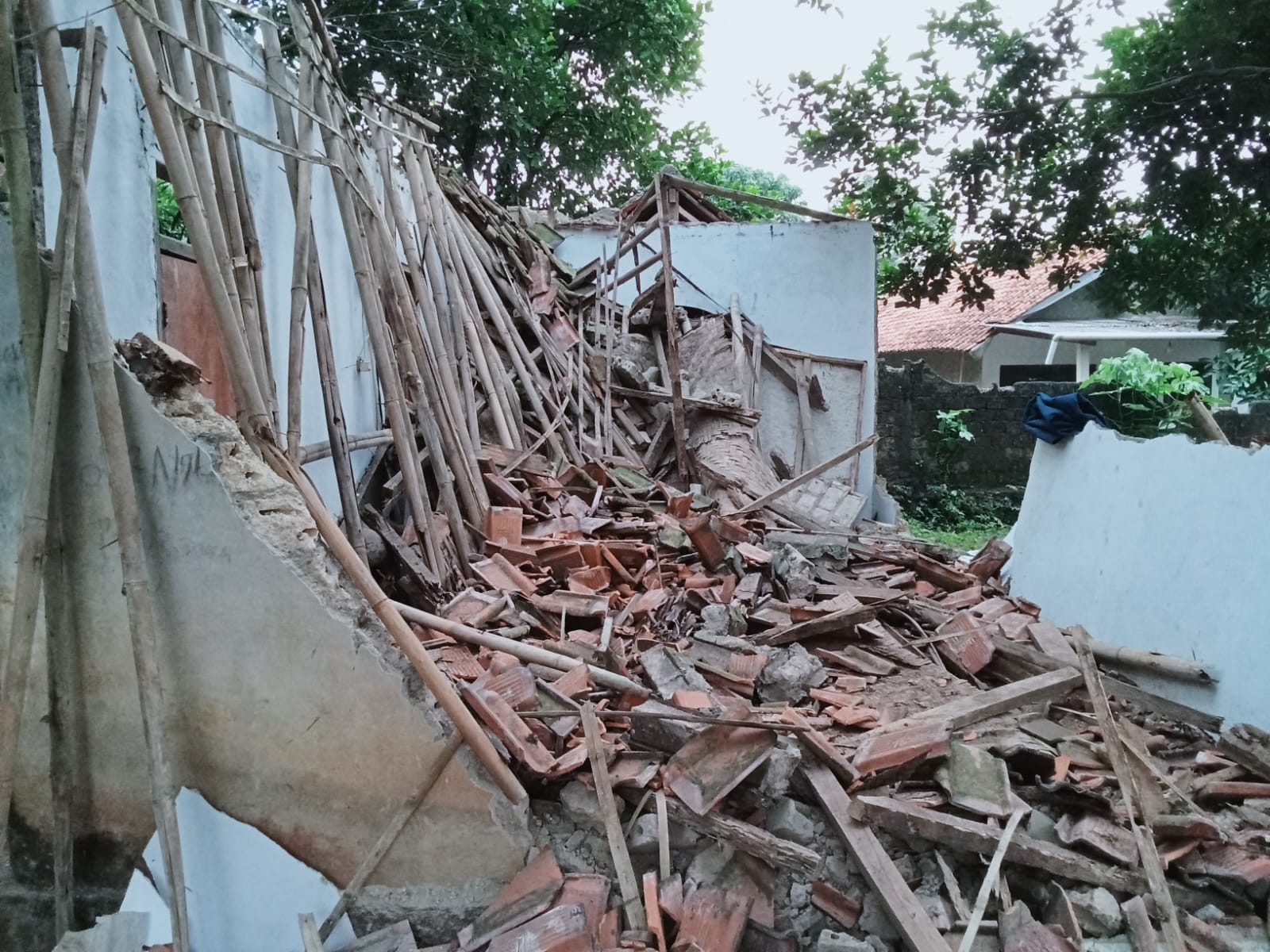 Polsek Ciomas Bersama Instansi Terkait Dan Warga Masyarakat Cek TKP Serta Evakuasi Terkait Adanya Musholla Ambruk di Desa Sukamakmur, Satu Orang Luka Berat