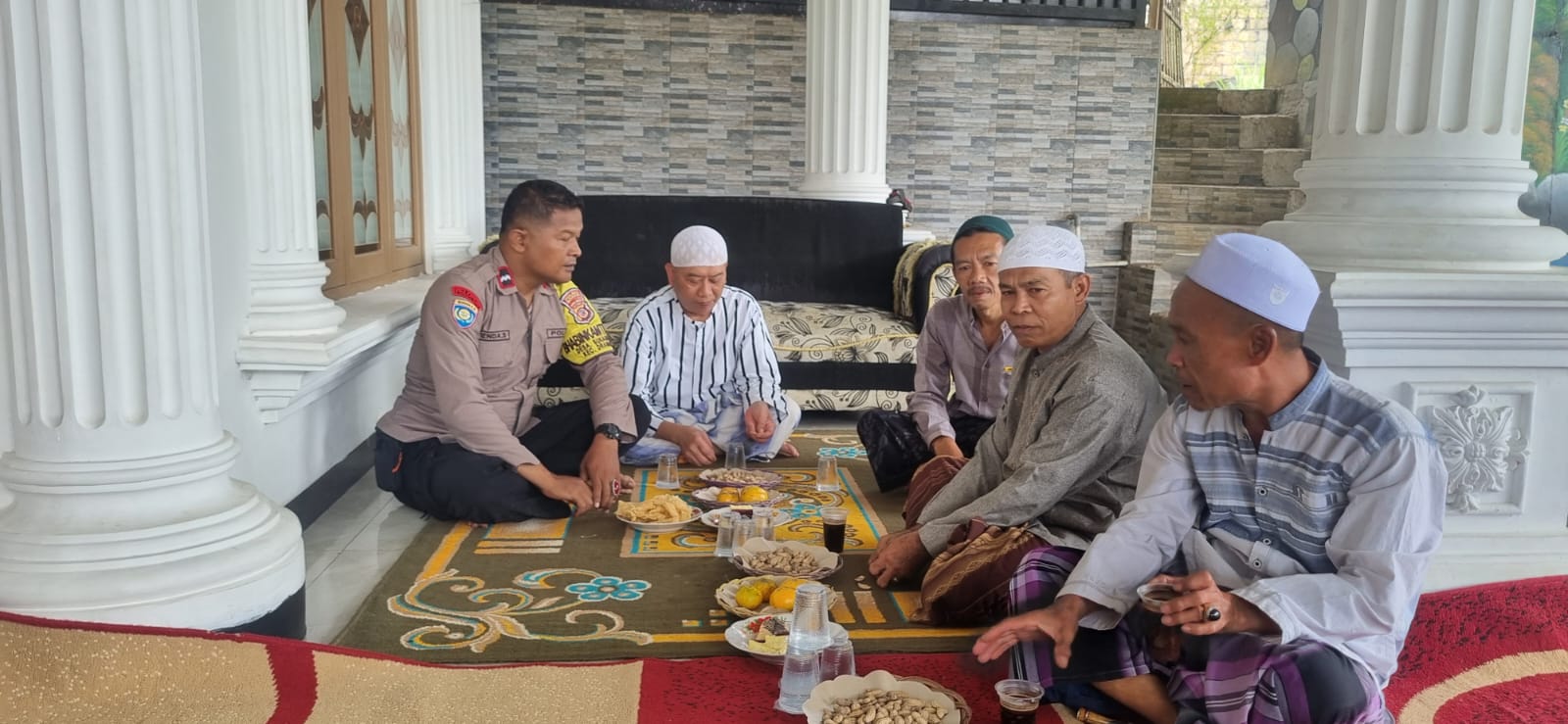 BHABINKAMTIBMAS WILAYAH POLSEK DRAMAGA LAKSANAKAN SAMBANG KE TOMAS UNTUK JALIN SILAHTURAHMI DAN AJAK JAGA KONDUSIFITAS WILAYAH