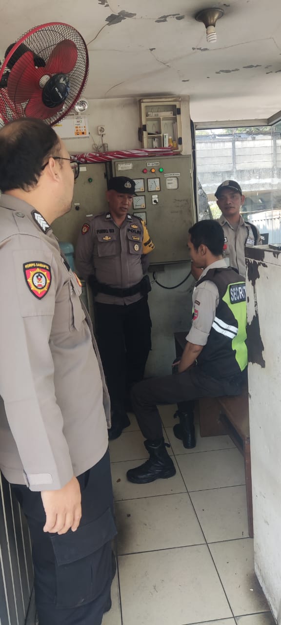 Unit Patroli Samapta Wilayah Hukum Polsek Caringin Giat Patroli Antisipasi Kejahatan Dan Kunjungan Ke Pabrik Pabrik Dalam Rangka Cipta Kondisi beri Himbauan Kamtibmas Kepada Petugas Keamanan