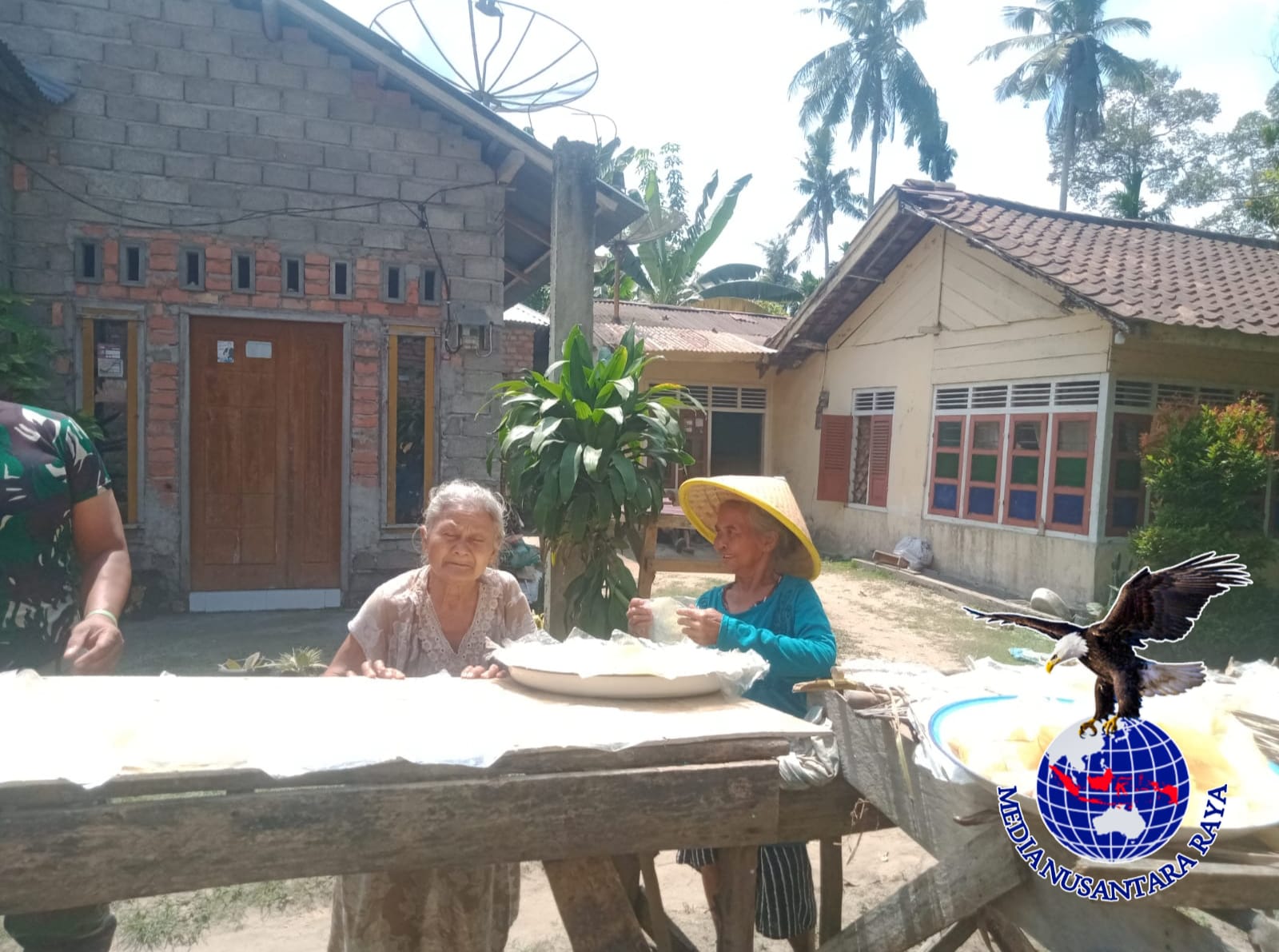 Satgas TMMD Kodim 0415/Jambi, Bangun Keakraban dengan Warga Dengan Cara Membantu Dalam Kegiatan Keseharian