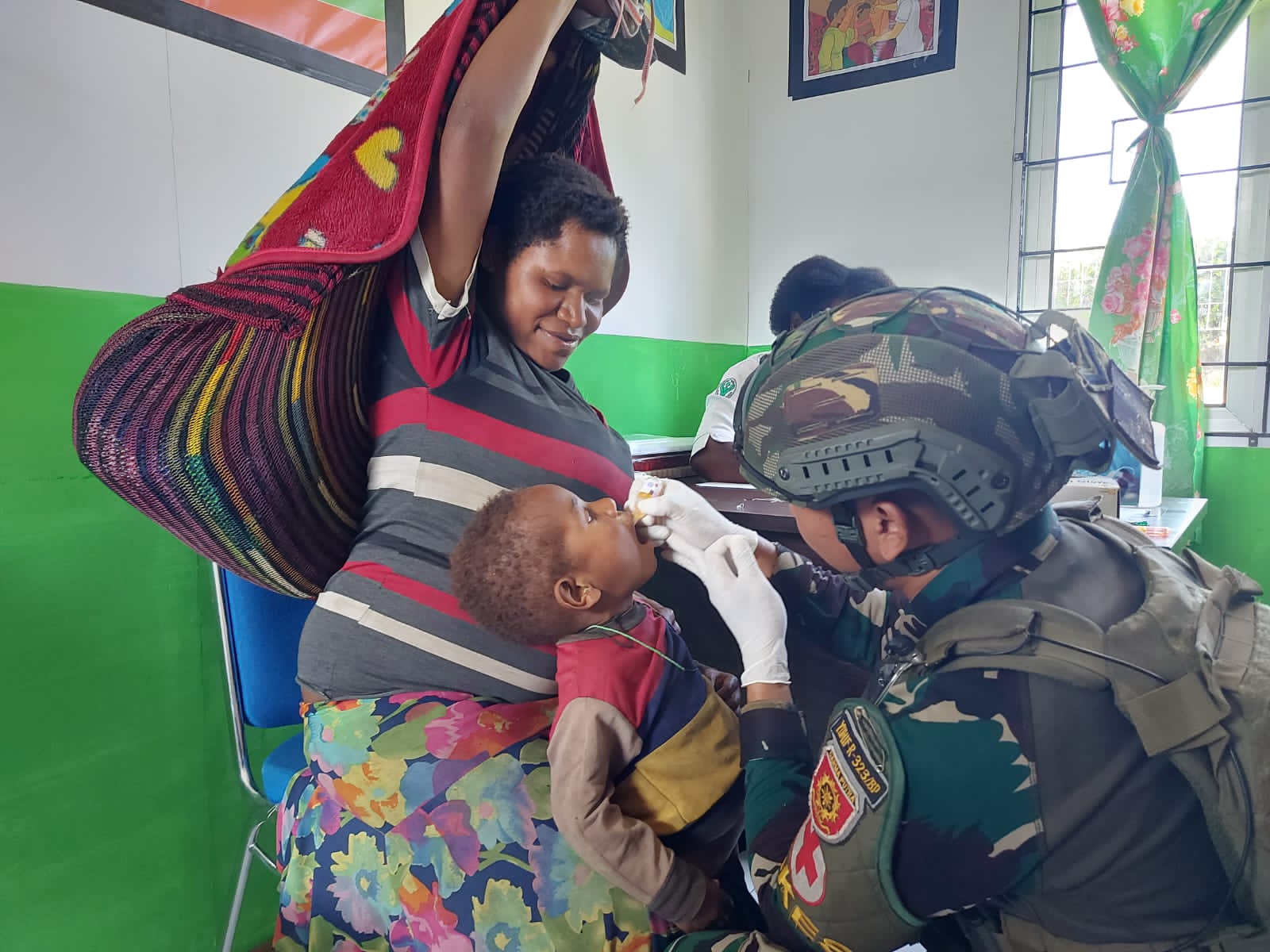 SATGAS TNI KERMA PUSKESMAS SINAK GELAR IMUNISASI POLIO DISAMBUT ANTUSIAS WARGA
