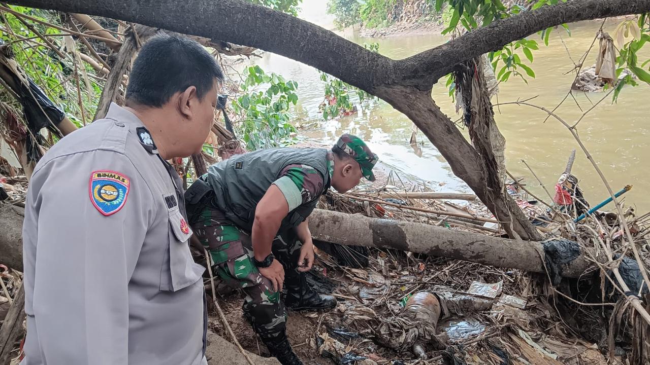 Polsek Cibinong Bersama Instansi Terkait Dibantu Warga Telah Menemukan Jasad Di Kali Cikeas Diduga Anak Laki-laki Yang Dilaporkan Hilang