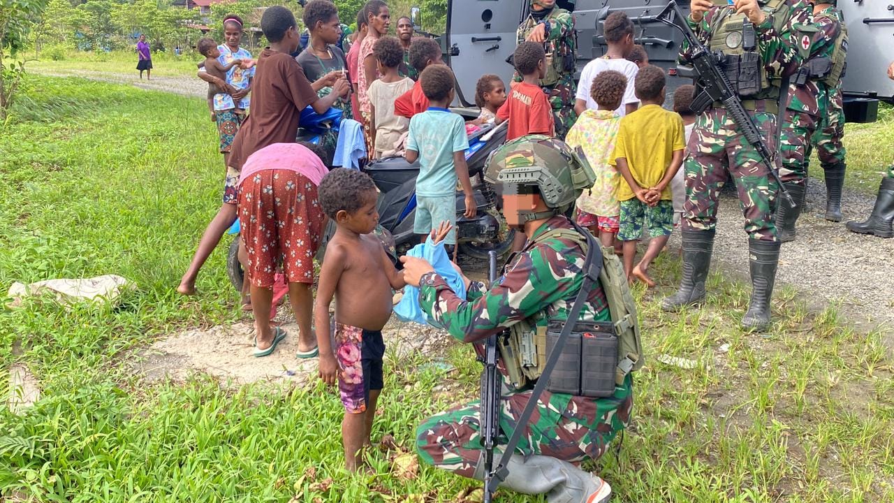 KOMSOS TNI MARINIR BAGI BAJU GRATIS DISAMBUT GEMBIRA WARGA KUASERAMA