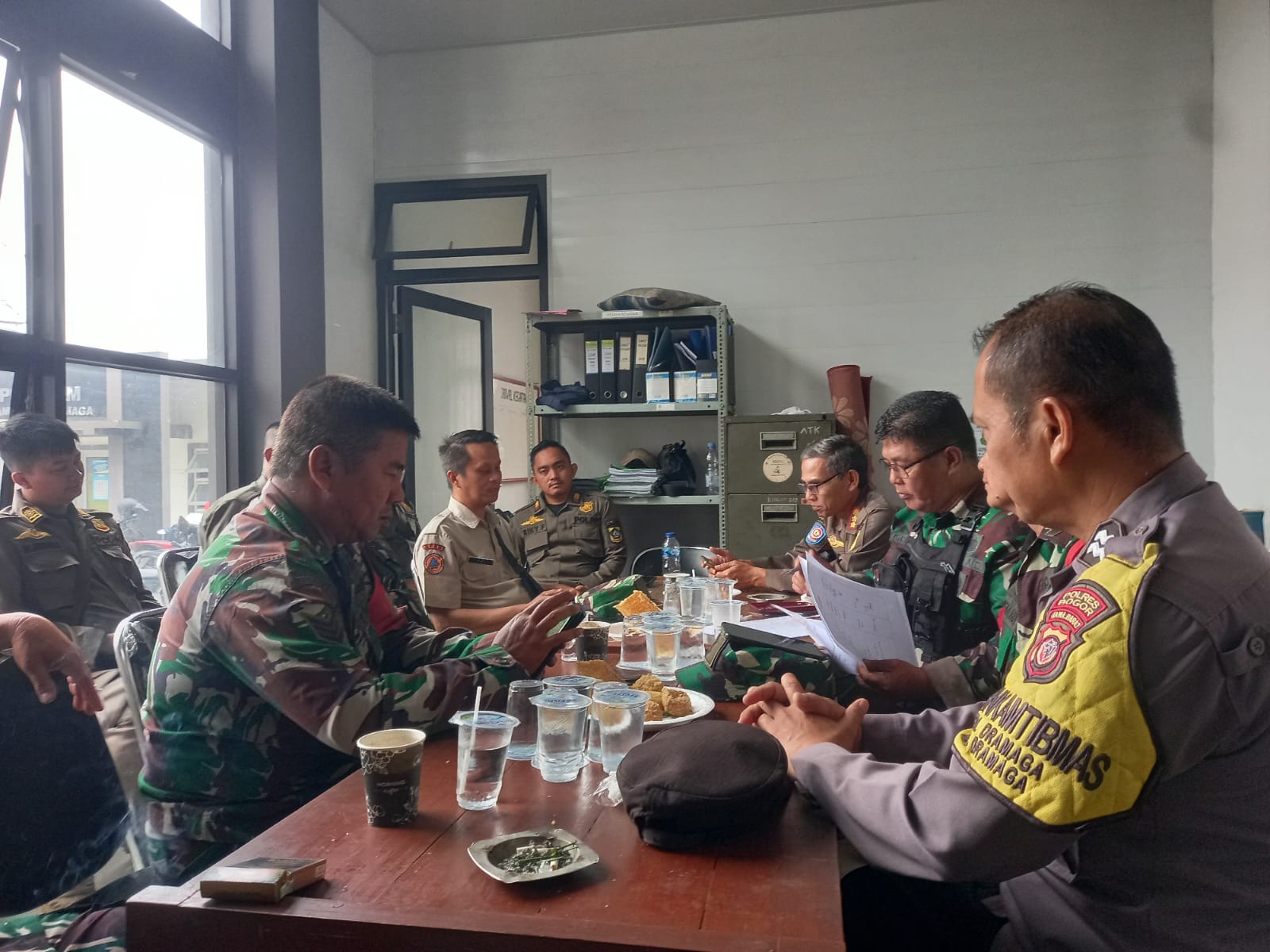 SINEGRITAS TNI-POLRI WILAYAH HUKUM POLSEK NANGGUNG SILAHTURAHMI DAN AJAK PERANGKAT DESA NANGGUNG TOMAS UNTUK JAGA HARKAMTIBMAS DESA BINAAN DALAM MENEKAN ANGKA KRIMINALITAS DAN AKSI TAWURAN PELAJAR