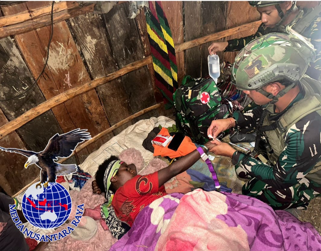 Tim Kesehatan Satgas Yonif Raider 323/Buaya Putih Kostrad Koops Habema Sigap Tangani Warga Sakit di Honai Kampung Wombru Papua