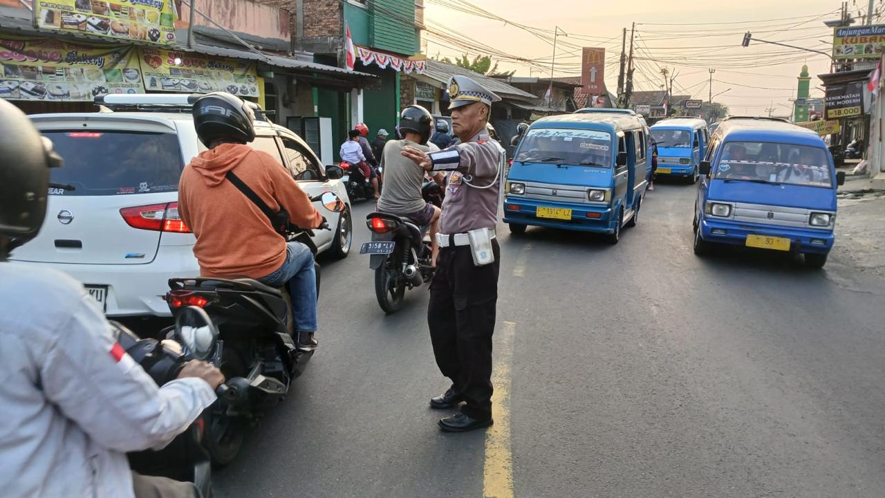 Anggota Lantas Wilayah Polsek Ciampea Laksanakan Pengaturan Lalu Lintas Untuk Melayani Warga Masyarakat Dan Menekan Angka Kecelakaan Lalu Lintas