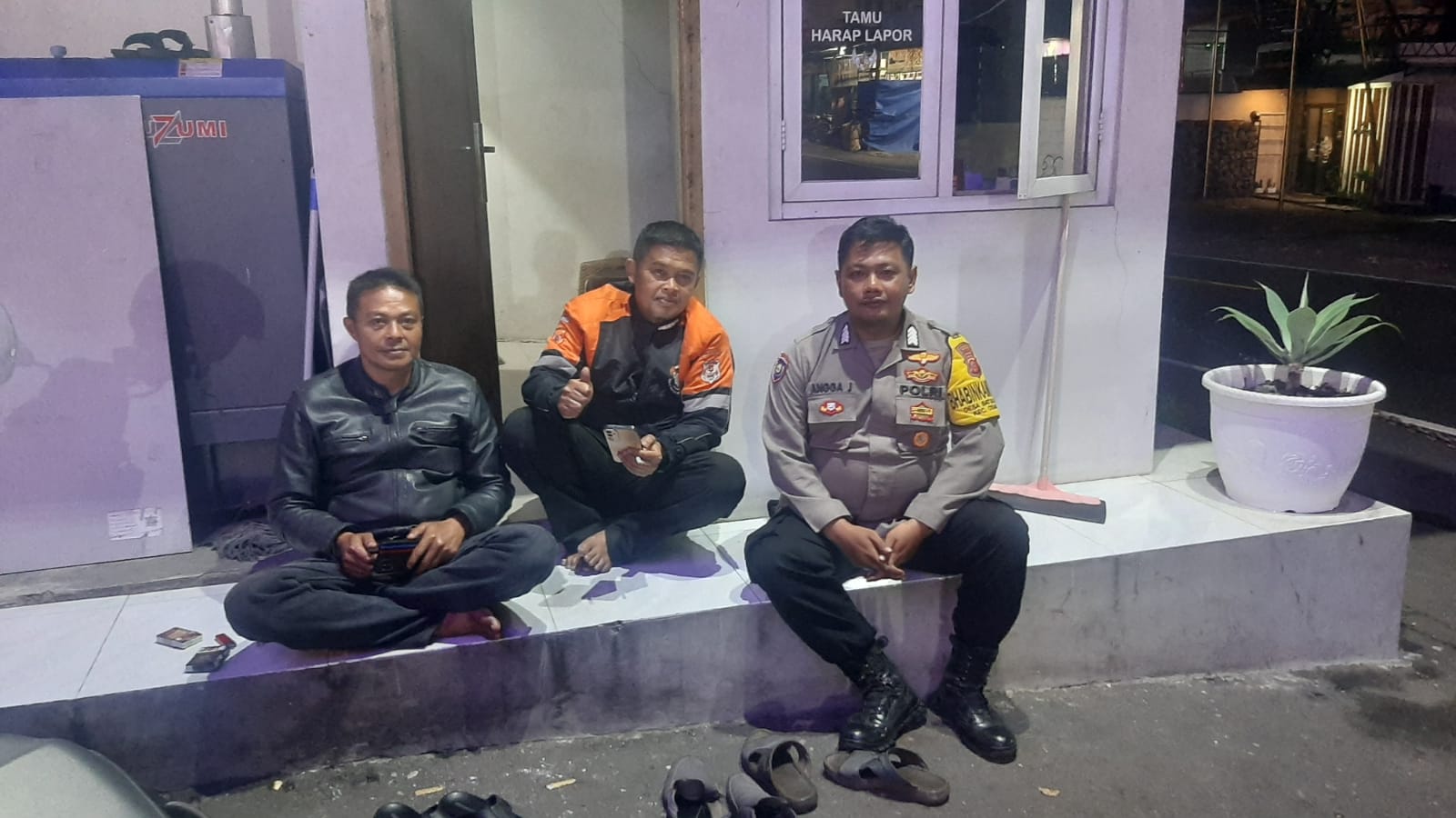Bhabinkamtibmas Wilayah Hukum Polsek Csr (Cisarua) cek pos kamling warga binaan sampaikan pesan kamtibmas