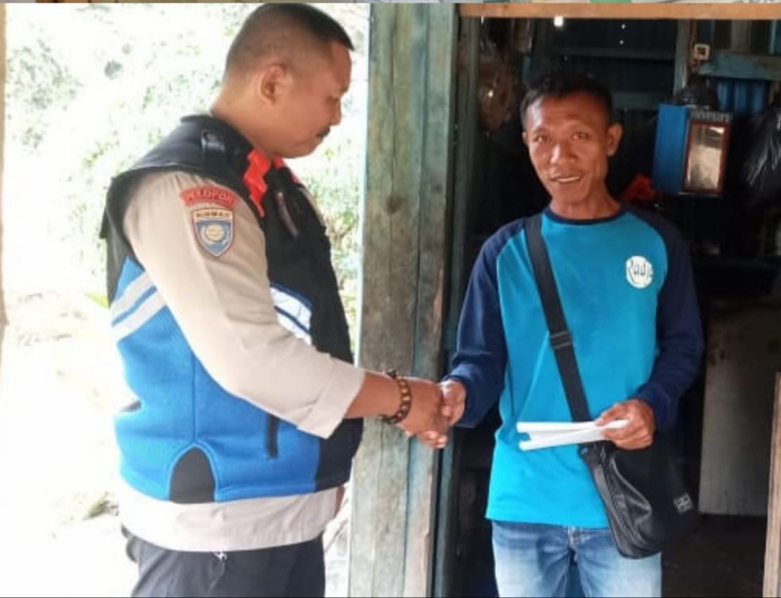 Giat Door to Door Bhabinkamtibmas Ds. Mekarsari Wilayah Hukum Polsek Rancabungur Jalin Silahturahmi Dan Sinergi Dengan Warga Masyarakat Dalam Cipta Kondisi Wilayah Binaan Aman Kondusif