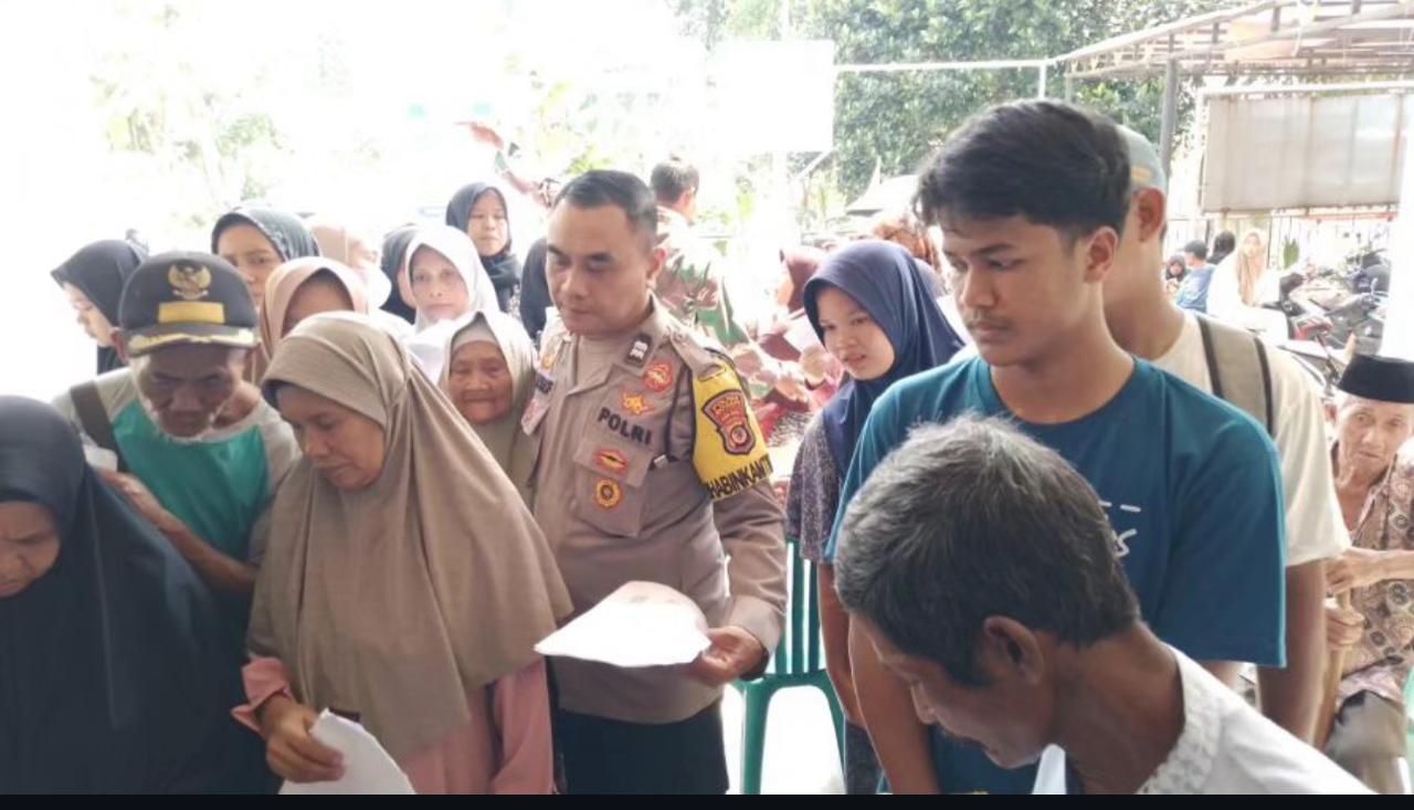 BABINKAMTIBMAS WILAYAH HUKUM POLSEK CIBUNGBULANG LAKUKAN PENGAMANAN TERKAIT PEMBAGIAN BERAS BANTUAN SOSIAL NEGARA KE DESA CIBITUNG