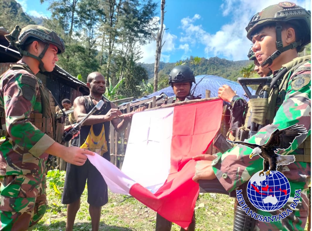 Warga Milawak Antusias Kibarkan Bendera Merah Putih Bersama Prajurit Habema