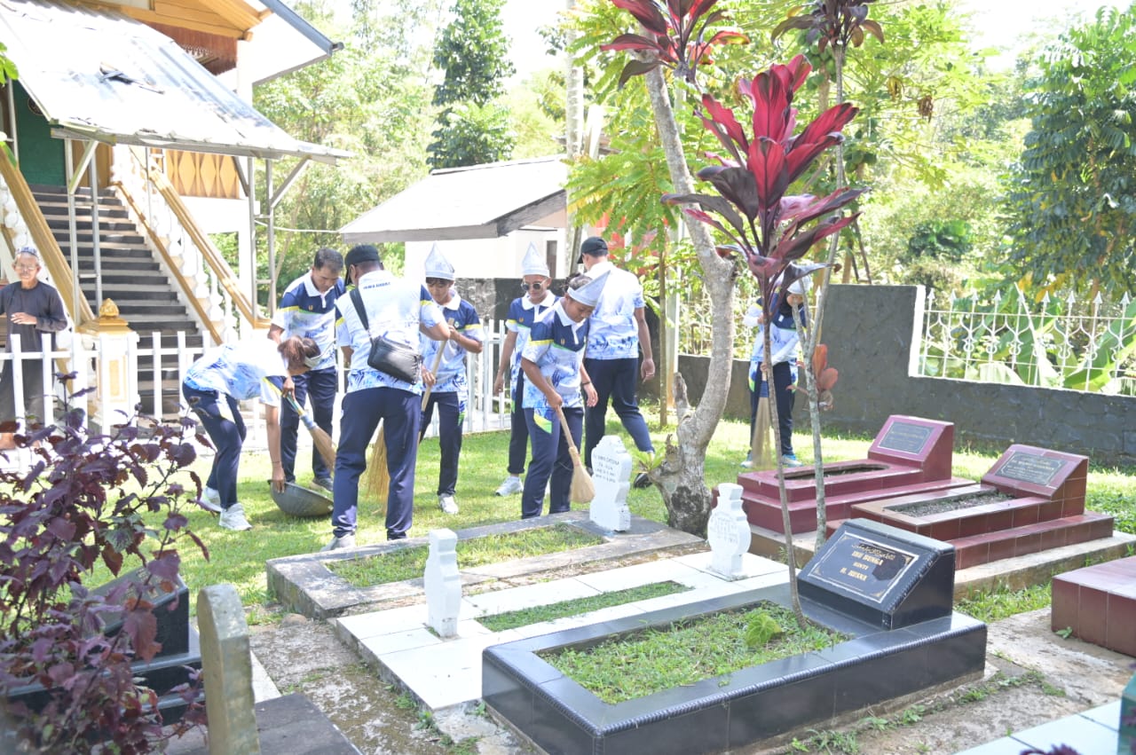 Dipimpin Komandan Kontingen, Atlet Jabar Ziarah ke Makam Cut Nyak Dien