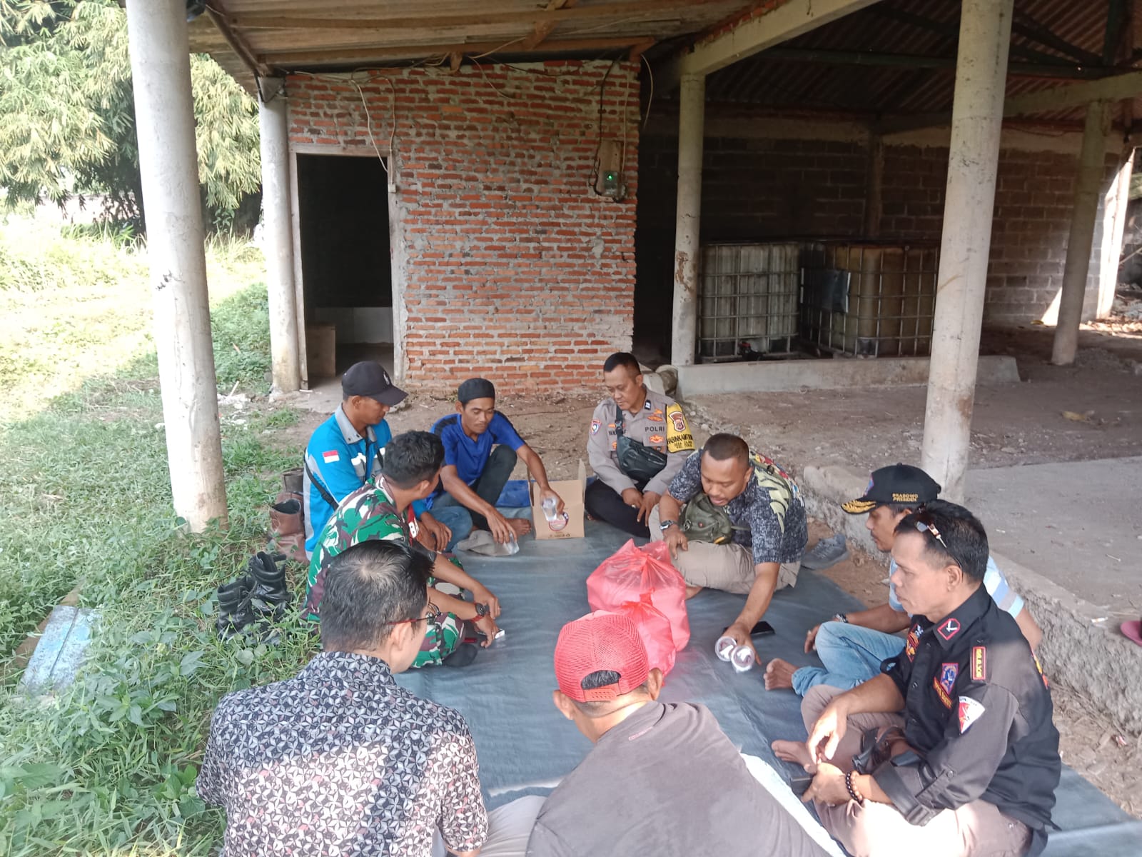 SINERGITAS TNI POLRI WILAYAH HUKUM POLSEK TENJO DESA CILAKU SAMBANG WARGA, BERI HIMBAUAN KAMTIBMAS KEPADA WARGA DESA BINAAN