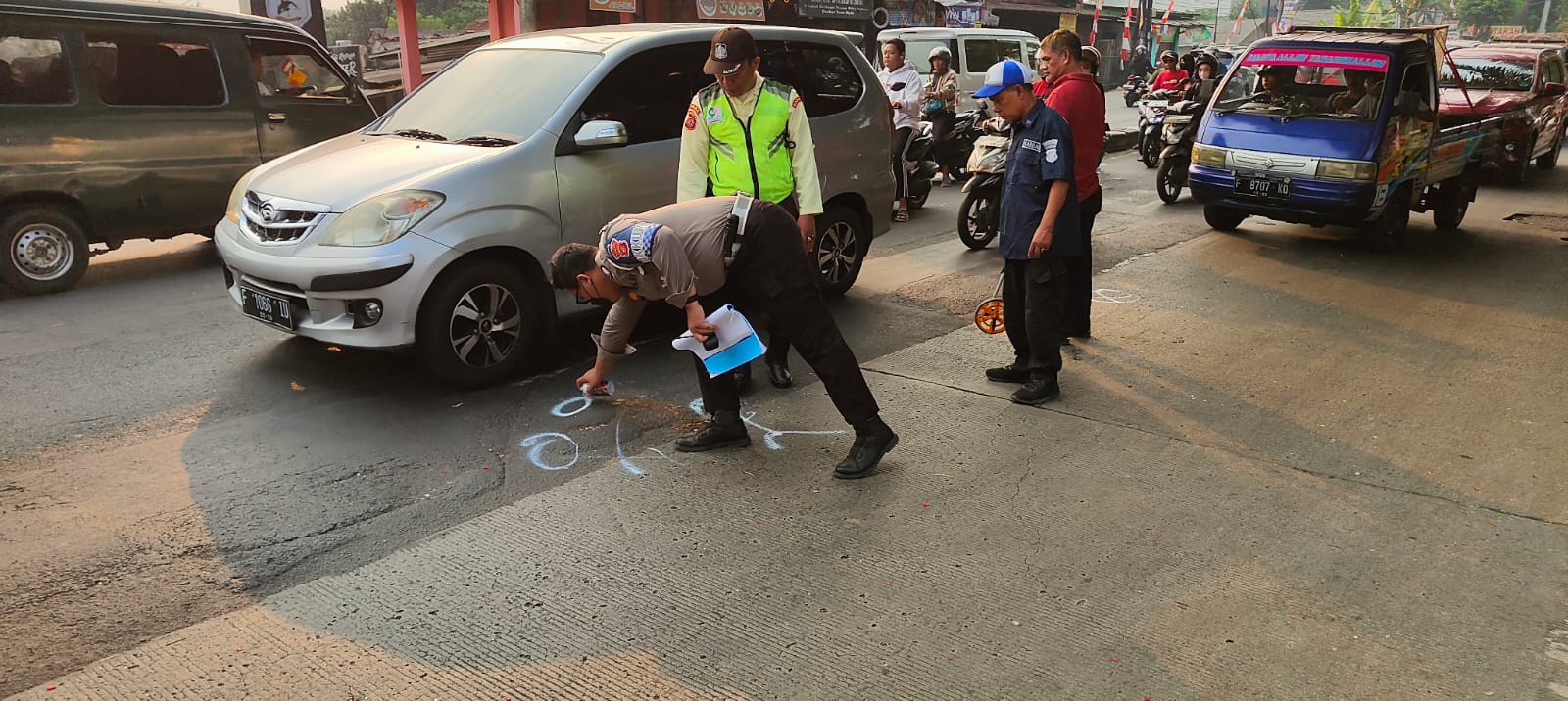 POLSEK KEMANG BERSAMA UNIT LAKA LANTAS POLRES BOGOR CEK TKP DAN TANGANI LAKA LANTAS AKIBATKAN 1 (SATU) ORANG MENINGGAL DUNIA