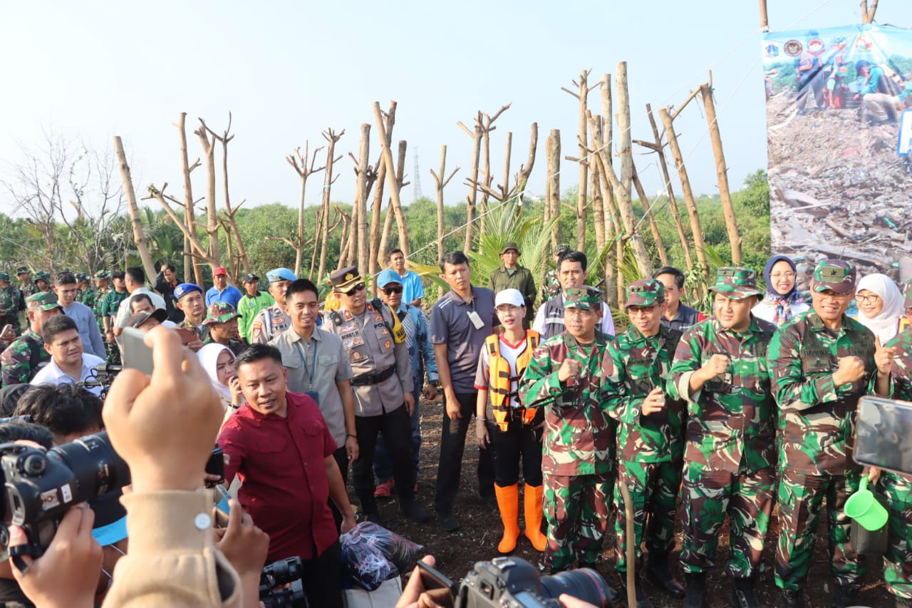 Pekan Gerebek Sampah Jaga Ekosistem Lingkungan di Kailadem Muara Angke
