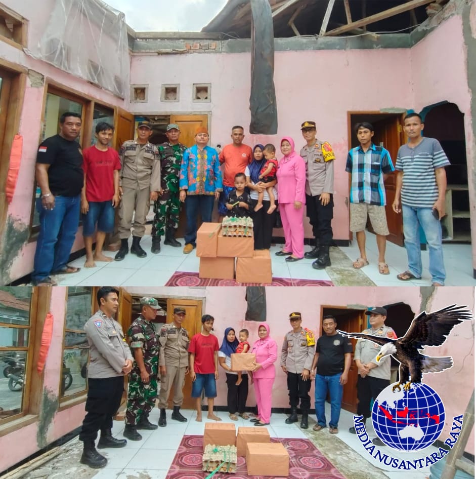 Kapolsek Tegalbuleud Polres Sukabumi Bersama Forkopimcam Berikan Bantuan Sembako kepada Korban Rumah Ambruk