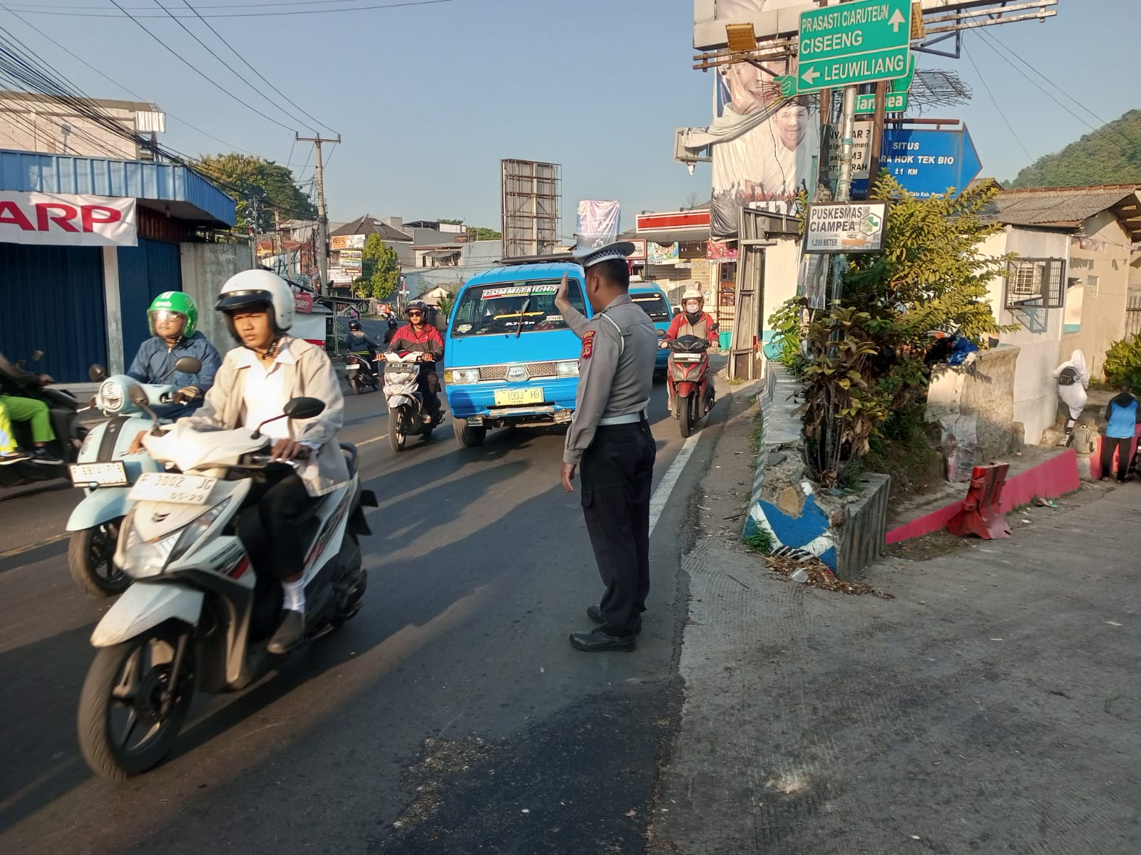 Anggota wilayah hukum POLSEK CIAMPEA giat gatur lalin ciptakan rasa aman bagi pengguna jalan raya.